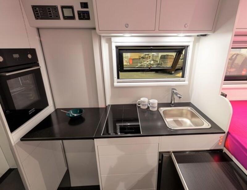 Mercedes Sprinter mit integrierter Wohnkabine