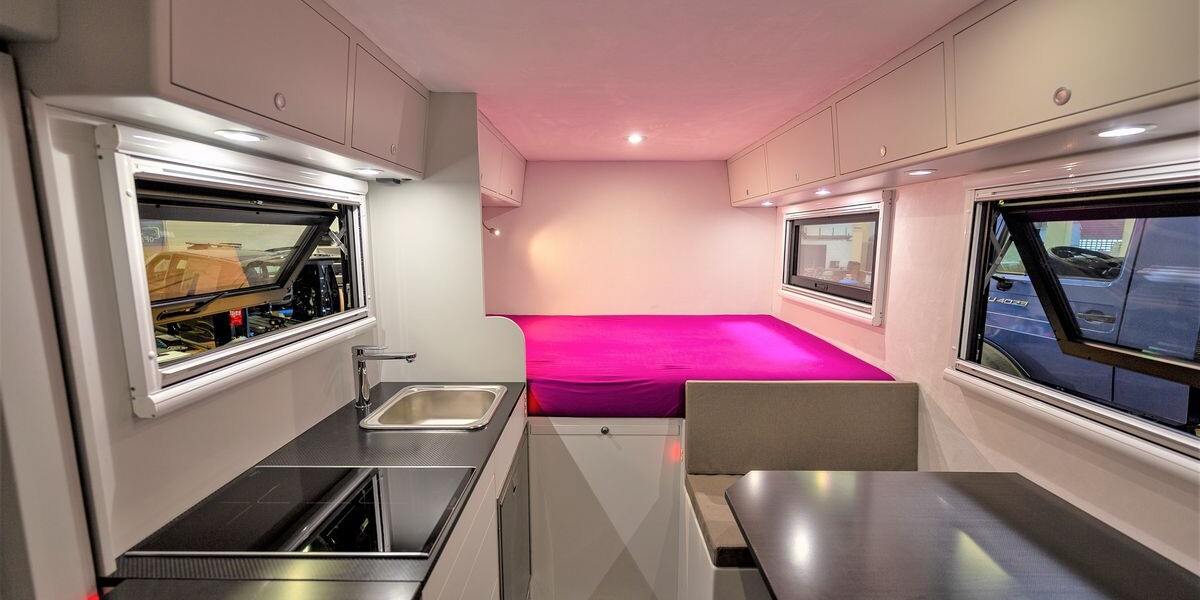 Mercedes Sprinter mit integrierter Wohnkabine